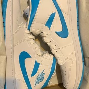 Women’s Air jordan 1 mid UNC size 12